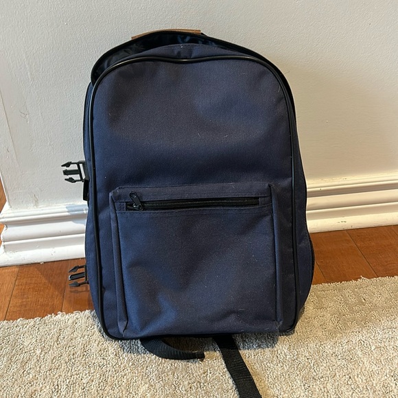 Cute picnic bag with plates, cutlery and glasses. - Picture 1 of 4